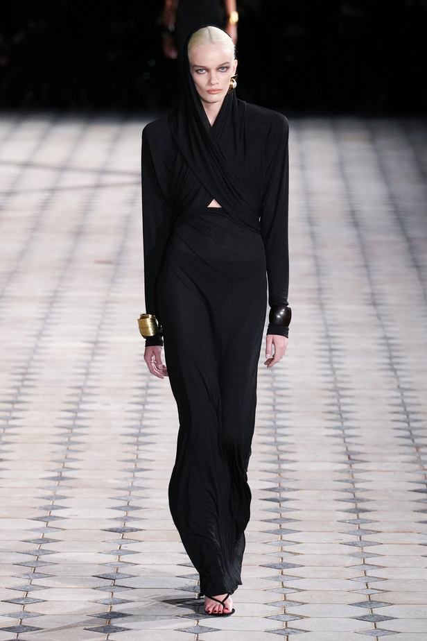 مجموعة Saint Laurent لربيع وصيف 2023.. أناقة الثمانينيات بقصات فاخرة