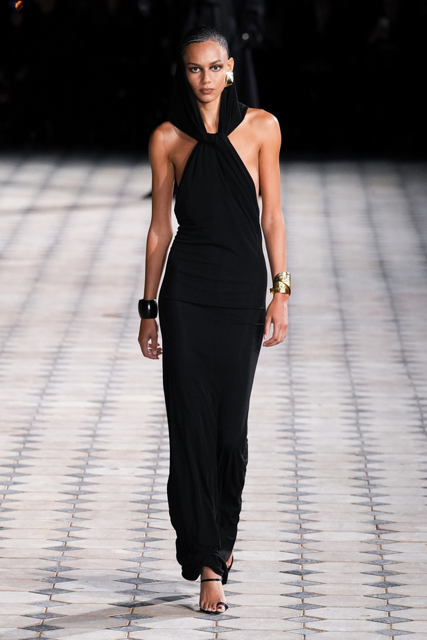 مجموعة Saint Laurent لربيع وصيف 2023.. أناقة الثمانينيات بقصات فاخرة