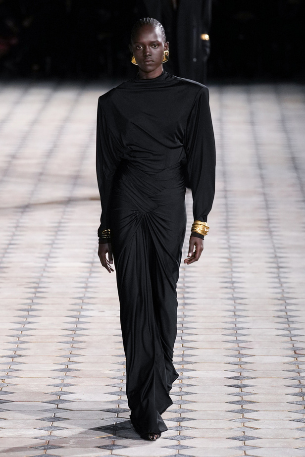 مجموعة Saint Laurent لربيع وصيف 2023.. أناقة الثمانينيات بقصات فاخرة