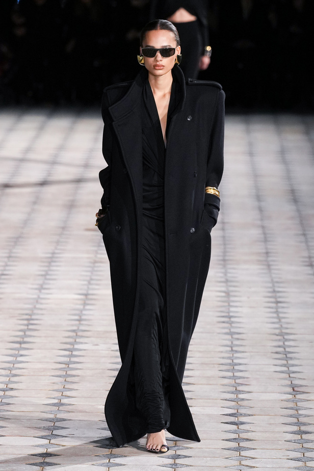 مجموعة Saint Laurent لربيع وصيف 2023.. أناقة الثمانينيات بقصات فاخرة