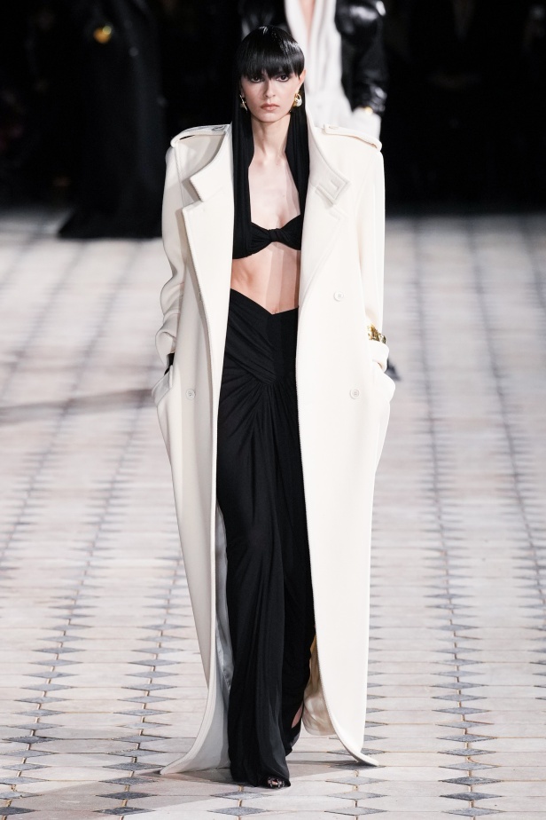 مجموعة Saint Laurent لربيع وصيف 2023.. أناقة الثمانينيات بقصات فاخرة