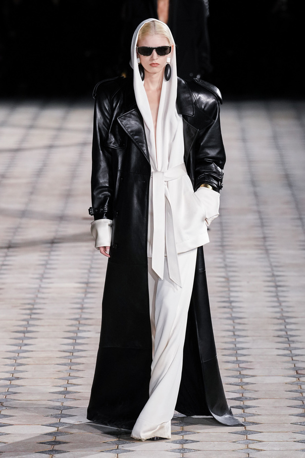 مجموعة Saint Laurent لربيع وصيف 2023.. أناقة الثمانينيات بقصات فاخرة