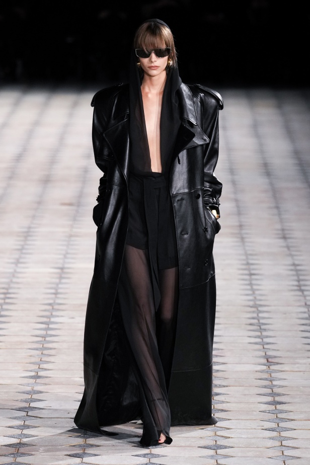 مجموعة Saint Laurent لربيع وصيف 2023.. أناقة الثمانينيات بقصات فاخرة