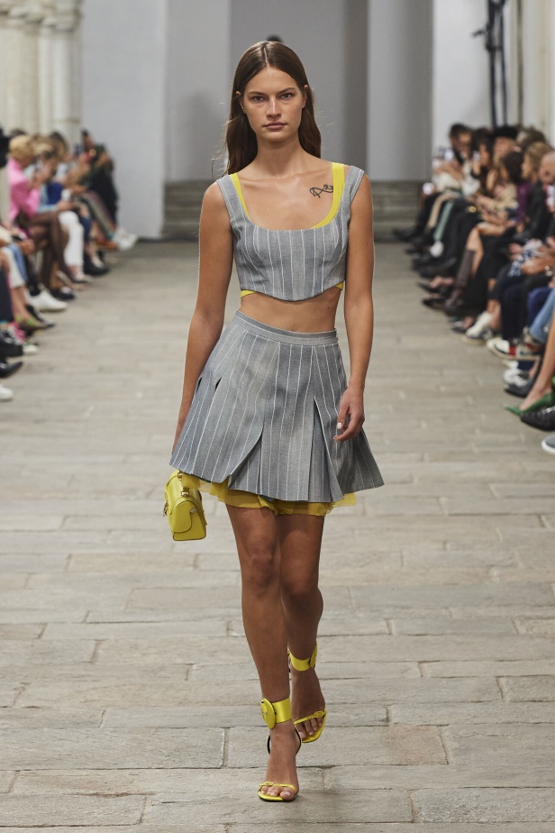 مجموعة Ermanno Scervino لربيع وصيف 2023.. موضة النقشات والتطريزات