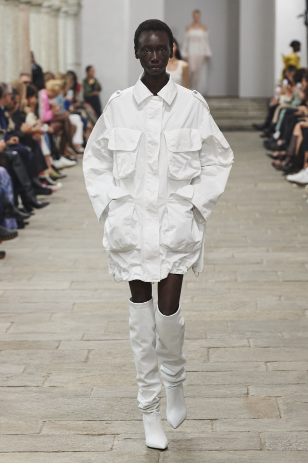 مجموعة Ermanno Scervino لربيع وصيف 2023.. موضة النقشات والتطريزات