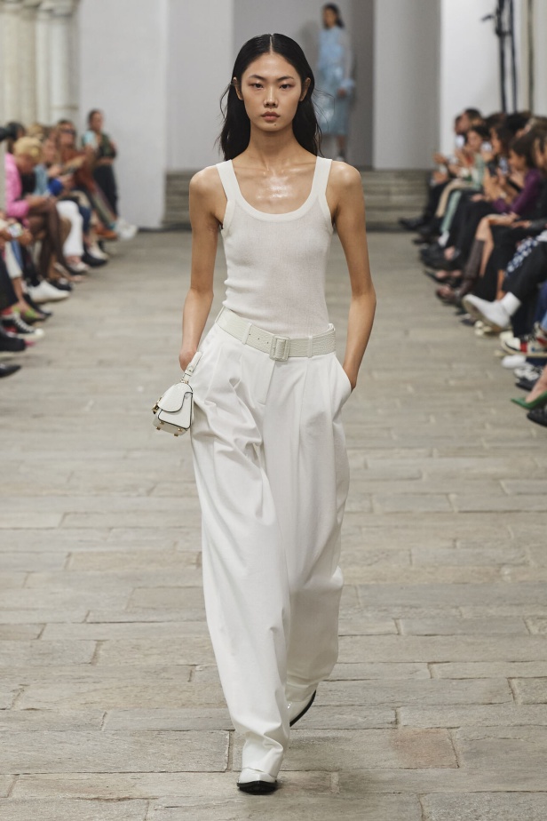 مجموعة Ermanno Scervino لربيع وصيف 2023.. موضة النقشات والتطريزات