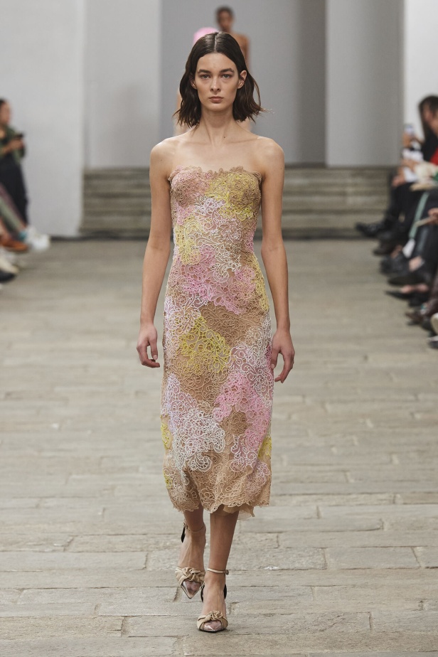 مجموعة Ermanno Scervino لربيع وصيف 2023.. موضة النقشات والتطريزات