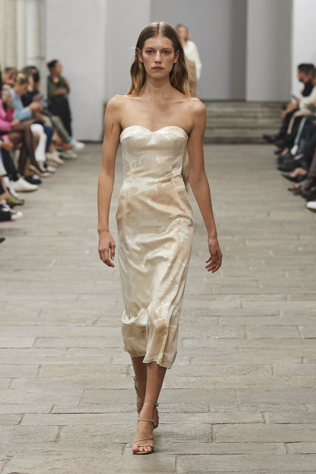 مجموعة Ermanno Scervino لربيع وصيف 2023.. موضة النقشات والتطريزات