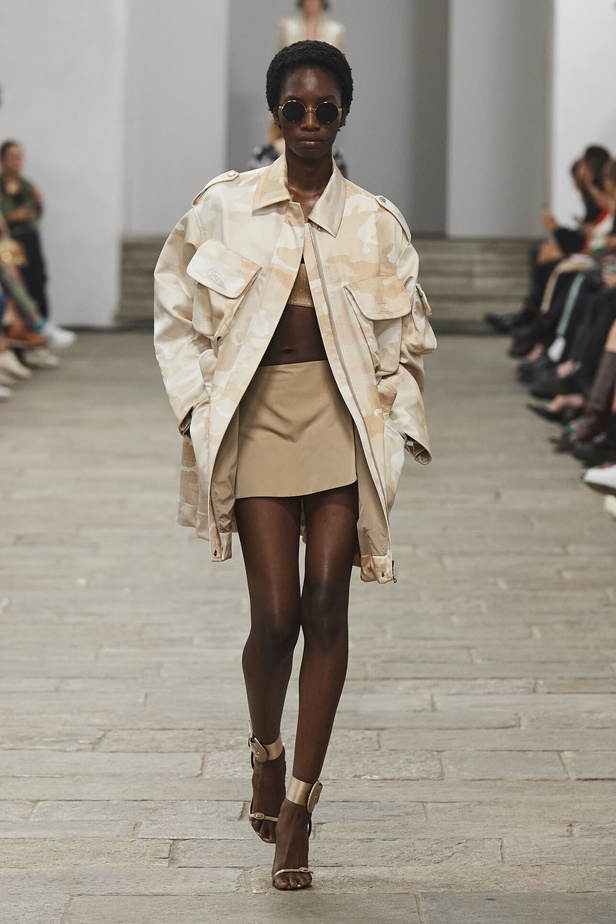 مجموعة Ermanno Scervino لربيع وصيف 2023.. موضة النقشات والتطريزات