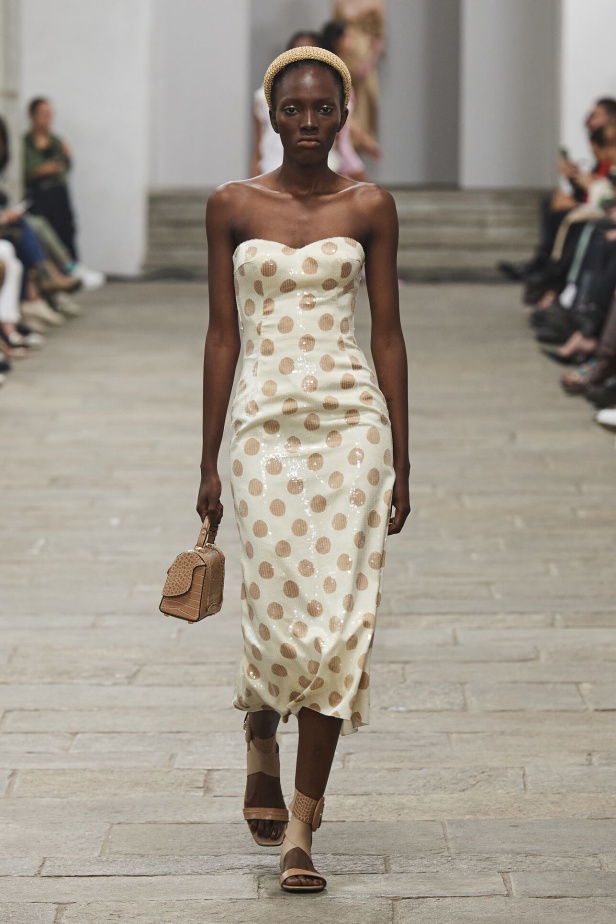 مجموعة Ermanno Scervino لربيع وصيف 2023.. موضة النقشات والتطريزات