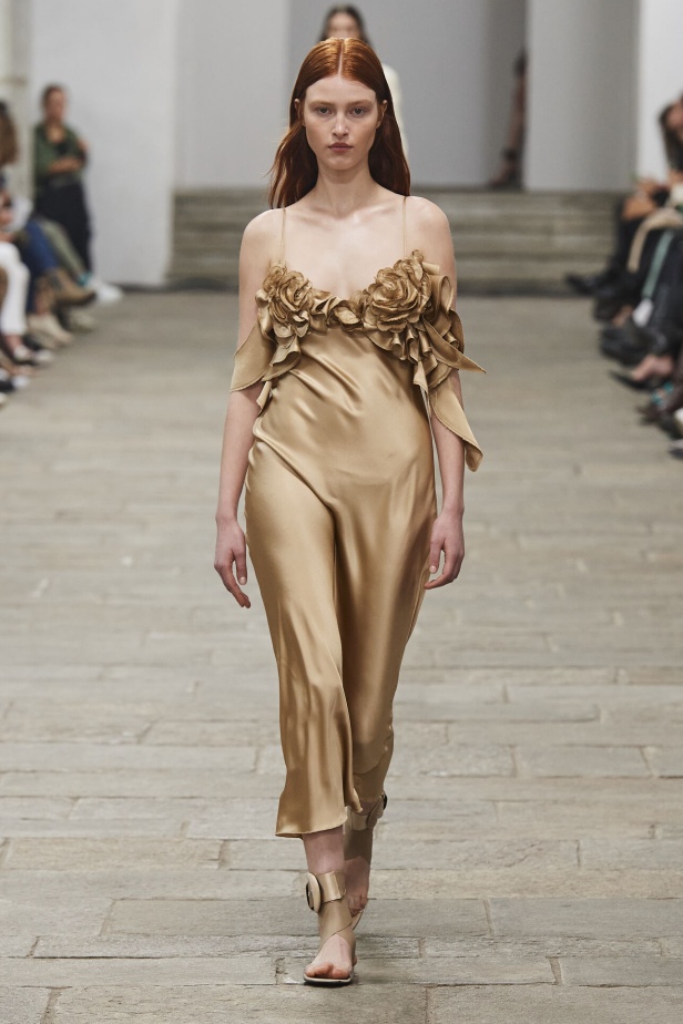 مجموعة Ermanno Scervino لربيع وصيف 2023.. موضة النقشات والتطريزات