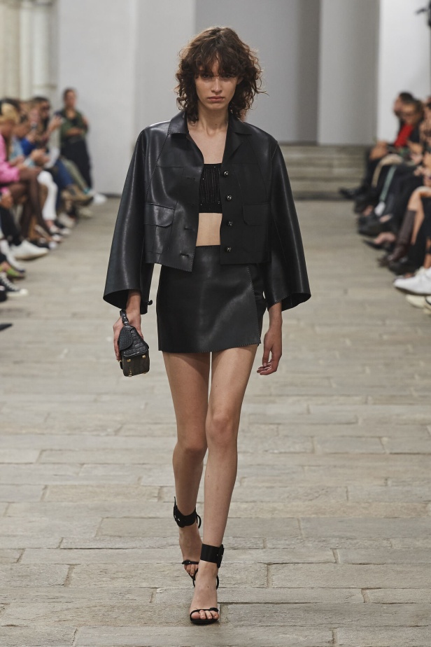 مجموعة Ermanno Scervino لربيع وصيف 2023.. موضة النقشات والتطريزات