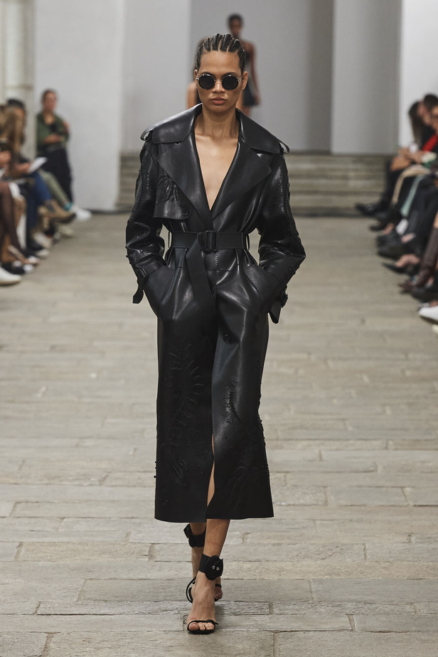 مجموعة Ermanno Scervino لربيع وصيف 2023.. موضة النقشات والتطريزات