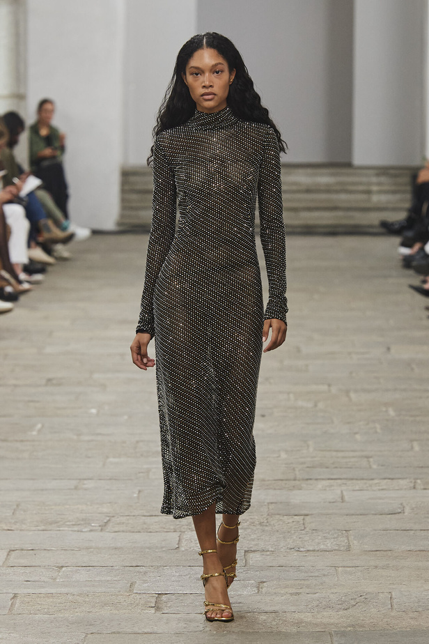 مجموعة Ermanno Scervino لربيع وصيف 2023.. موضة النقشات والتطريزات