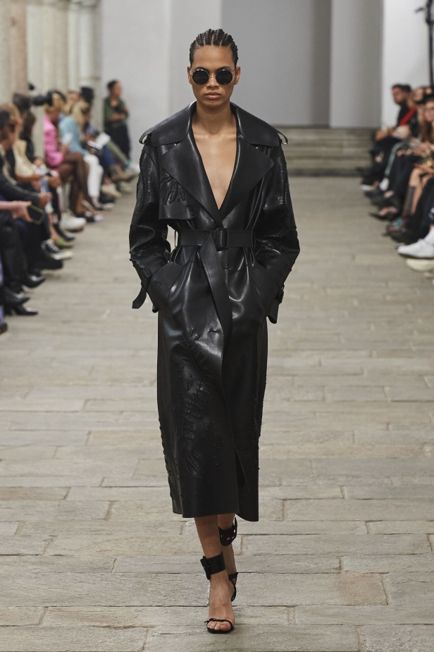 مجموعة Ermanno Scervino لربيع وصيف 2023.. موضة النقشات والتطريزات