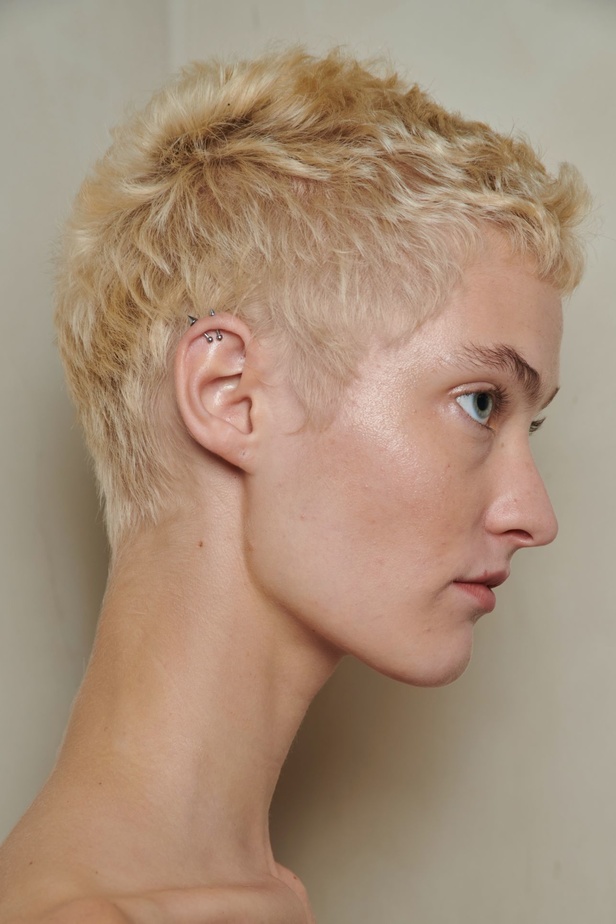 مجموعة Ermanno Scervino لربيع وصيف 2023.. موضة النقشات والتطريزات