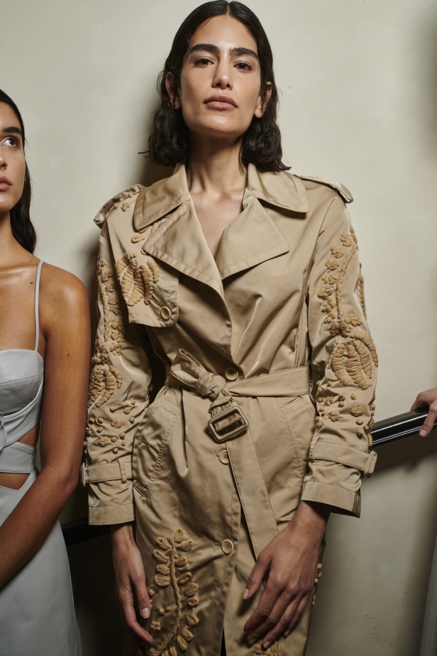 مجموعة Ermanno Scervino لربيع وصيف 2023.. موضة النقشات والتطريزات