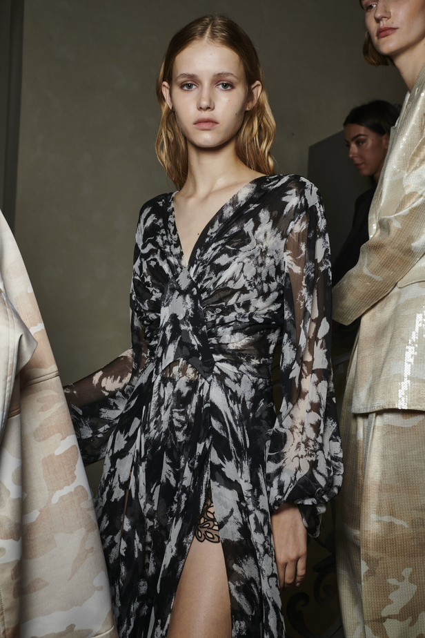 مجموعة Ermanno Scervino لربيع وصيف 2023.. موضة النقشات والتطريزات