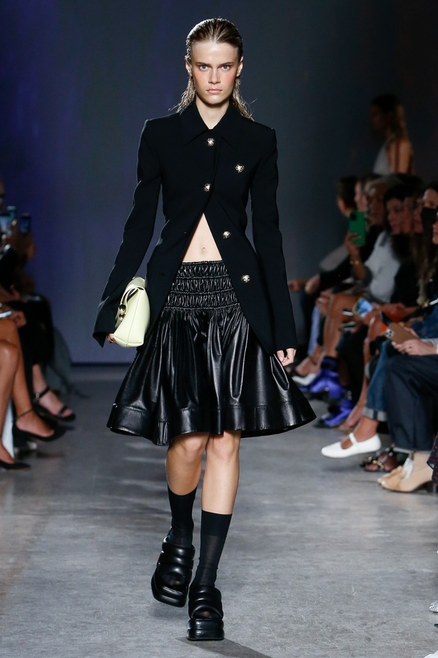 مجموعة Proenza Schouler لربيع 2023 تعيد تعريف "المرأة العصرية والأنيقة"