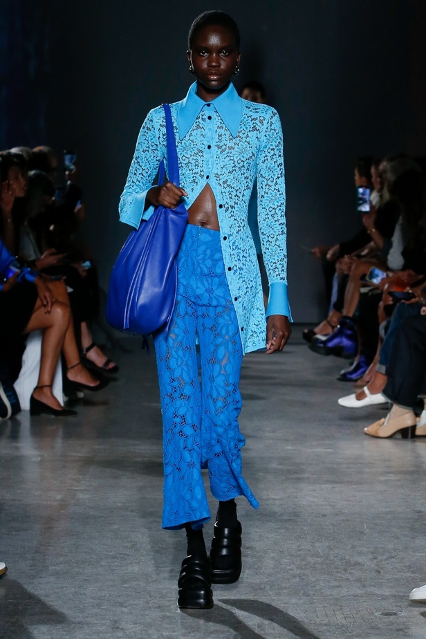 مجموعة Proenza Schouler لربيع 2023 تعيد تعريف "المرأة العصرية والأنيقة"