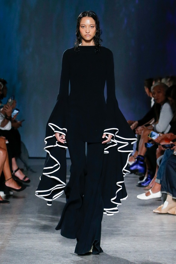 مجموعة Proenza Schouler لربيع 2023 تعيد تعريف "المرأة العصرية والأنيقة"