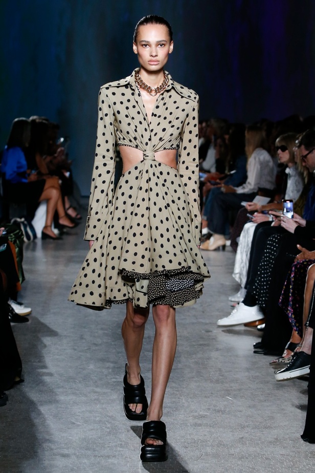 مجموعة Proenza Schouler لربيع 2023 تعيد تعريف "المرأة العصرية والأنيقة"