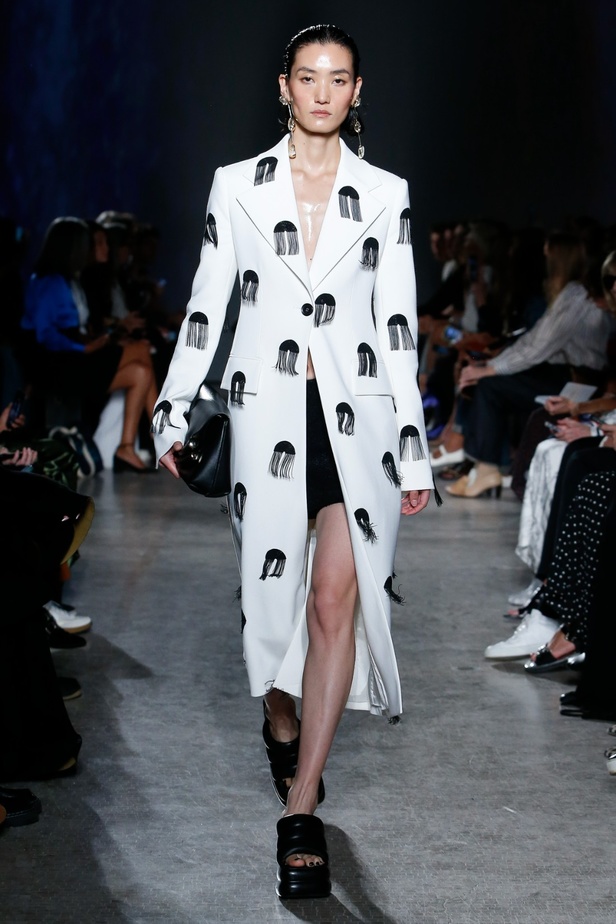 مجموعة Proenza Schouler لربيع 2023 تعيد تعريف "المرأة العصرية والأنيقة"