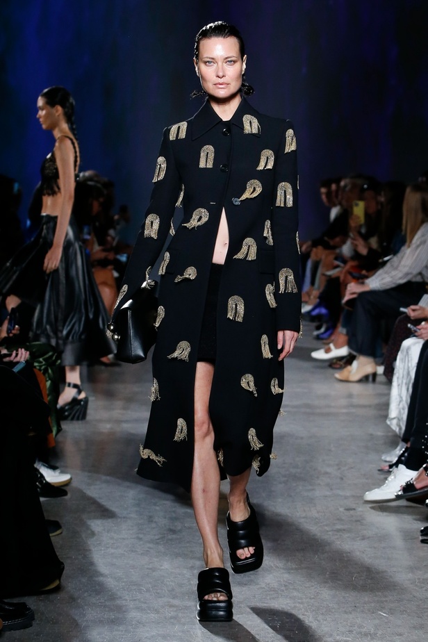 مجموعة Proenza Schouler لربيع 2023 تعيد تعريف "المرأة العصرية والأنيقة"