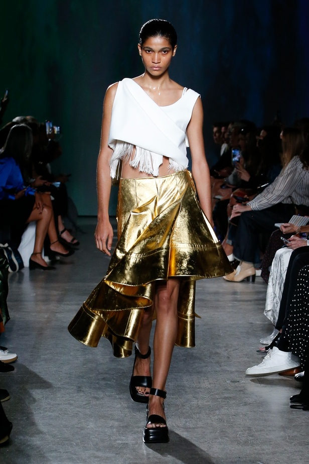 مجموعة Proenza Schouler لربيع 2023 تعيد تعريف "المرأة العصرية والأنيقة"