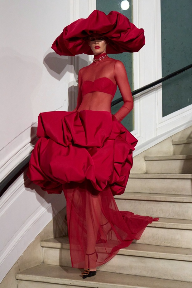 مجموعة Christian Siriano لربيع وصيف 2023 تعيدنا إلى هوليوود القديمة وأيقوناتها