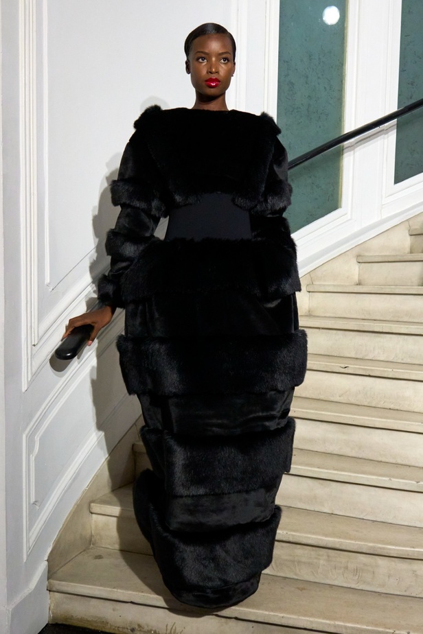 مجموعة Christian Siriano لربيع وصيف 2023 تعيدنا إلى هوليوود القديمة وأيقوناتها