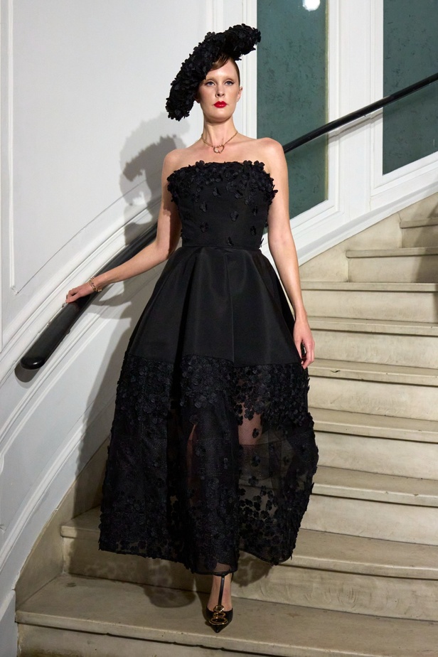 مجموعة Christian Siriano لربيع وصيف 2023 تعيدنا إلى هوليوود القديمة وأيقوناتها