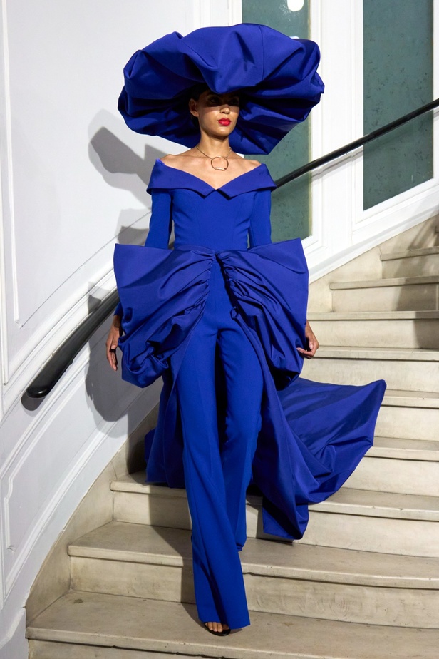 مجموعة Christian Siriano لربيع وصيف 2023 تعيدنا إلى هوليوود القديمة وأيقوناتها