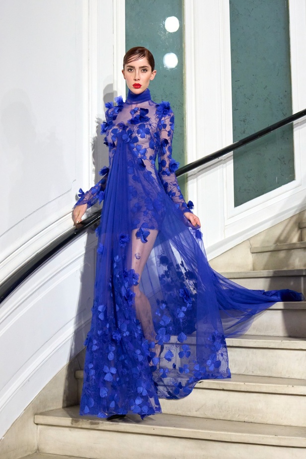 مجموعة Christian Siriano لربيع وصيف 2023 تعيدنا إلى هوليوود القديمة وأيقوناتها