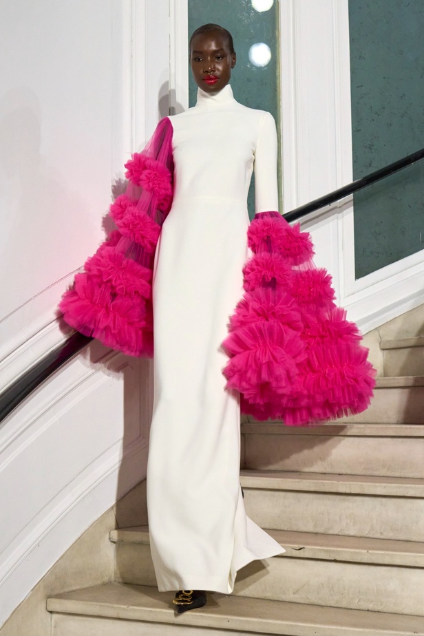 مجموعة Christian Siriano لربيع وصيف 2023 تعيدنا إلى هوليوود القديمة وأيقوناتها