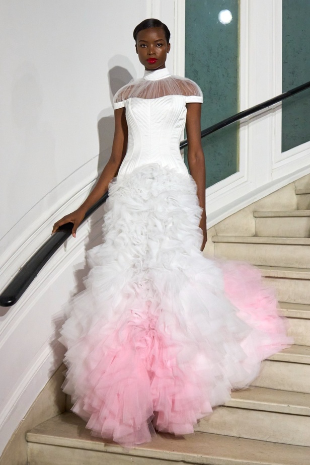 مجموعة Christian Siriano لربيع وصيف 2023 تعيدنا إلى هوليوود القديمة وأيقوناتها