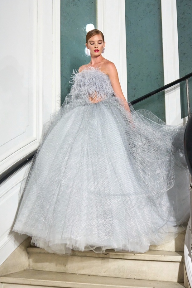 مجموعة Christian Siriano لربيع وصيف 2023 تعيدنا إلى هوليوود القديمة وأيقوناتها