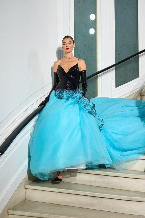 مجموعة Christian Siriano لربيع وصيف 2023 تعيدنا إلى هوليوود القديمة وأيقوناتها