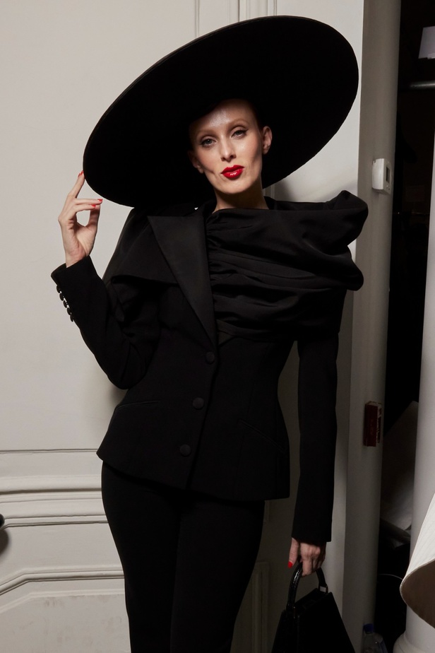 مجموعة Christian Siriano لربيع وصيف 2023 تعيدنا إلى هوليوود القديمة وأيقوناتها