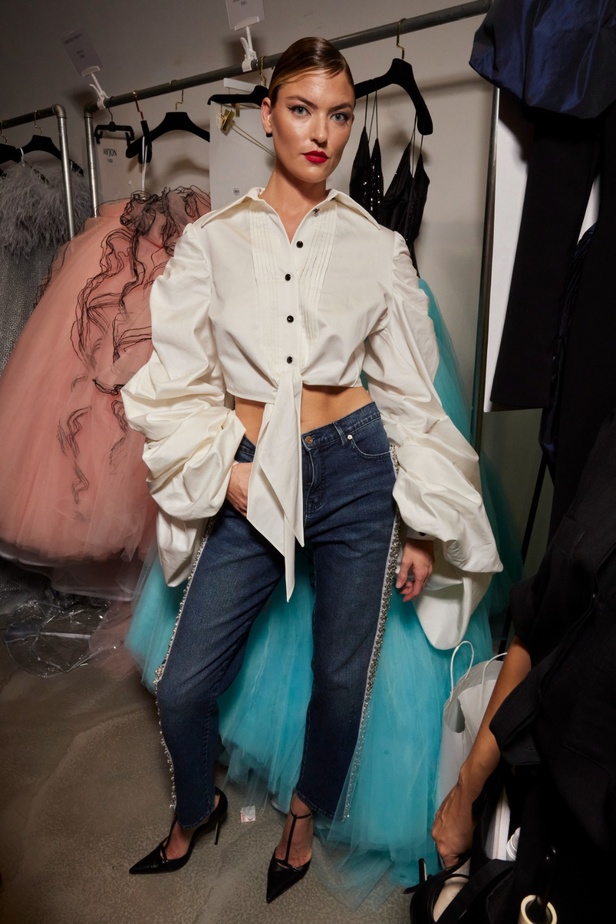 مجموعة Christian Siriano لربيع وصيف 2023 تعيدنا إلى هوليوود القديمة وأيقوناتها