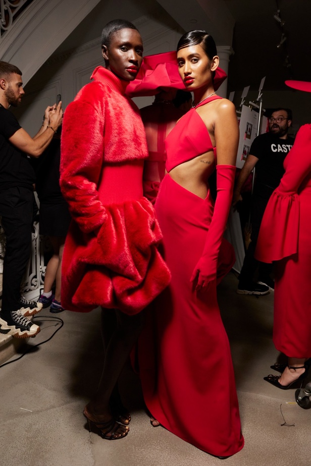 مجموعة Christian Siriano لربيع وصيف 2023 تعيدنا إلى هوليوود القديمة وأيقوناتها