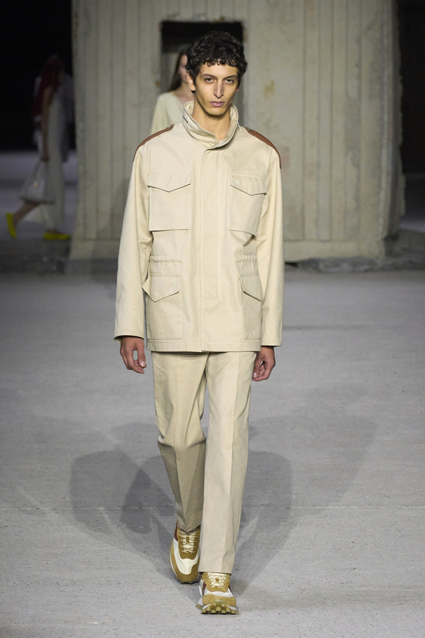 عرض أزياء Tod’s لموسم ربيع وصيف 2023.. أناقة كلاسيكية ومعاطف فاخرة