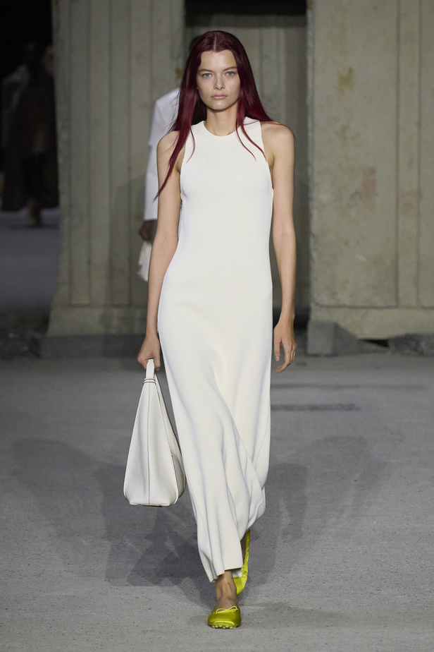 عرض أزياء Tod’s لموسم ربيع وصيف 2023.. أناقة كلاسيكية ومعاطف فاخرة