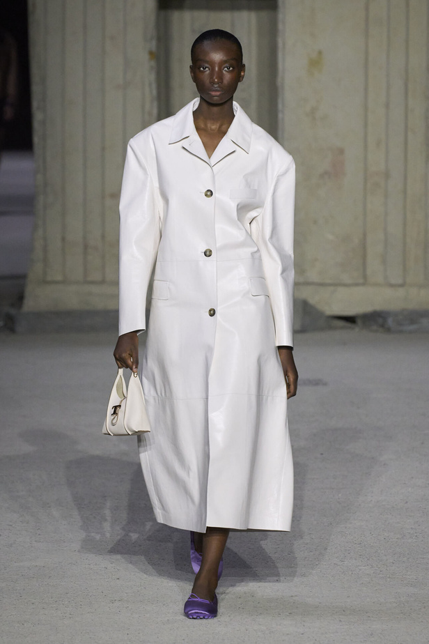 عرض أزياء Tod’s لموسم ربيع وصيف 2023.. أناقة كلاسيكية ومعاطف فاخرة