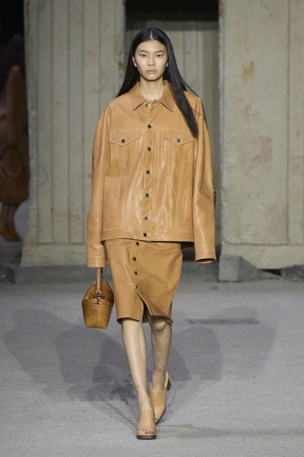 عرض أزياء Tod’s لموسم ربيع وصيف 2023.. أناقة كلاسيكية ومعاطف فاخرة