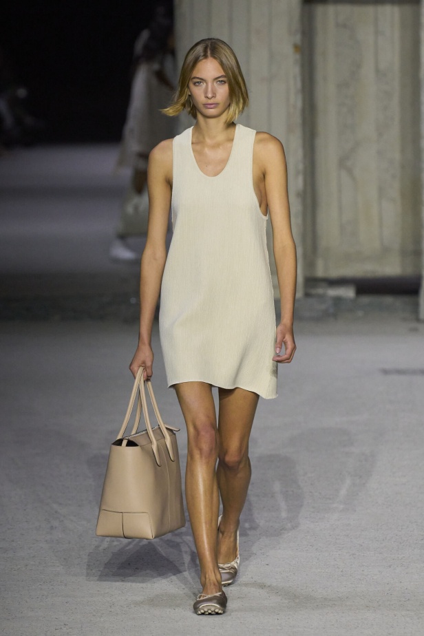 عرض أزياء Tod’s لموسم ربيع وصيف 2023.. أناقة كلاسيكية ومعاطف فاخرة