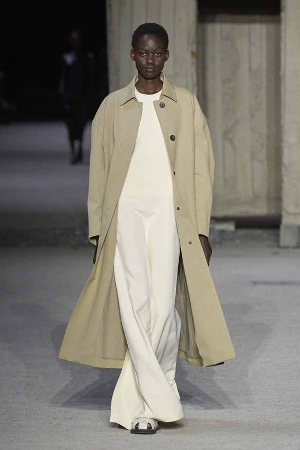 عرض أزياء Tod’s لموسم ربيع وصيف 2023.. أناقة كلاسيكية ومعاطف فاخرة