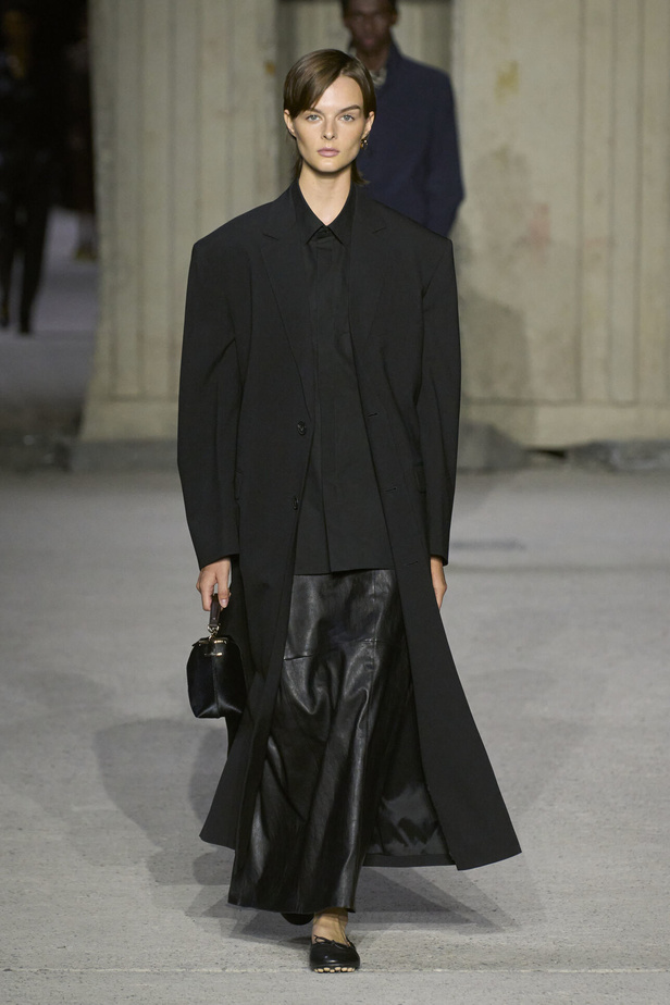 عرض أزياء Tod’s لموسم ربيع وصيف 2023.. أناقة كلاسيكية ومعاطف فاخرة