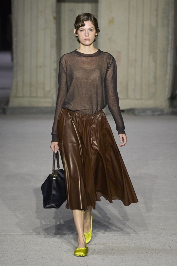 عرض أزياء Tod’s لموسم ربيع وصيف 2023.. أناقة كلاسيكية ومعاطف فاخرة