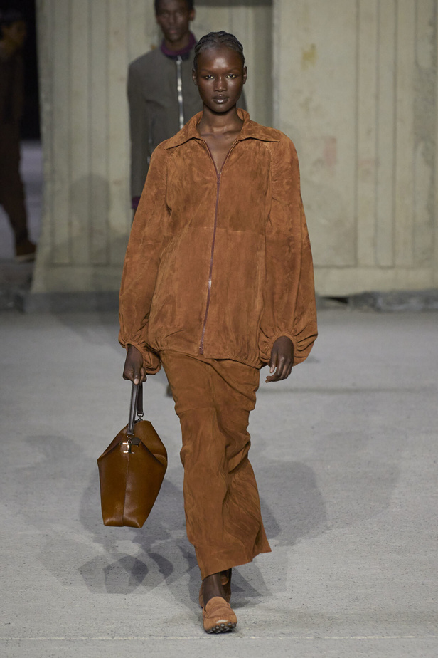 عرض أزياء Tod’s لموسم ربيع وصيف 2023.. أناقة كلاسيكية ومعاطف فاخرة